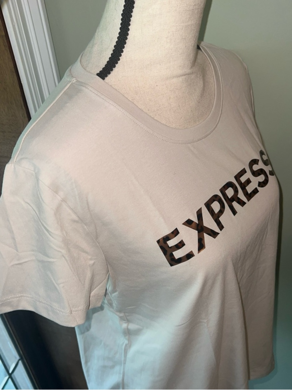 Express Tee with Leopard Logo - Picture 4 of 8